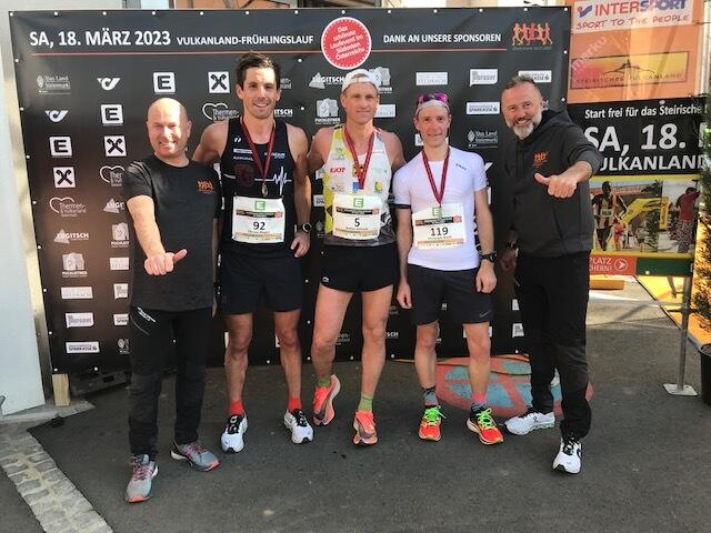 Vulkanland-Frühlingslauf: Die Rennleiter Heri Macht (r.) und Andreas Rinder (l.) gratulierten den schnellsten Herren auf der Halbmarathon-Distanz. | Foto: Vulkanland-Frühlingslauf