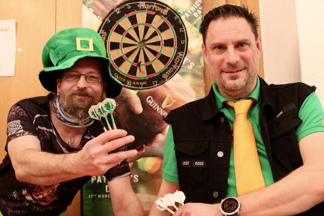 Auch der Whiskey-Darts gehört zum Programm der Irish Night - Michael Tannberger und DJ Joe alias Thomas Berger | Foto: KuKuK Bildein