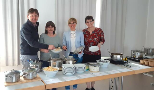Klaus Traxler,Jaqueline Huber, Ulrike Hengstberger, Magda Weidenauer vom Pfarrgemeinderat Rastenfeld | Foto: privat