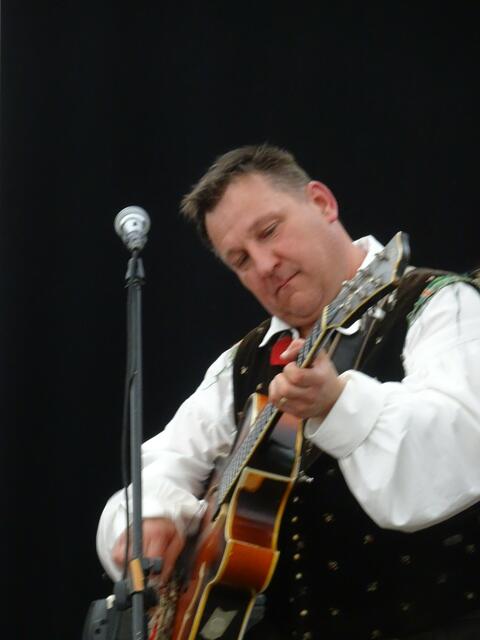 Der Zwillingsbruder von Robi, Leon spielt nicht nur perfekt die Rhythmusgitarre, sondern auch noch weitere Instrumente.