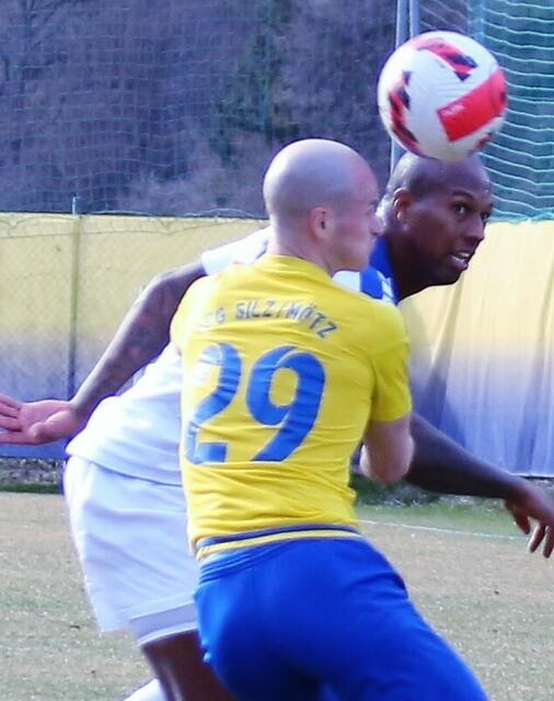 SPG Kapitän Kraft im Kopfballduell gegen Ygor Vieira (FCK). | Foto: Schwaighofer