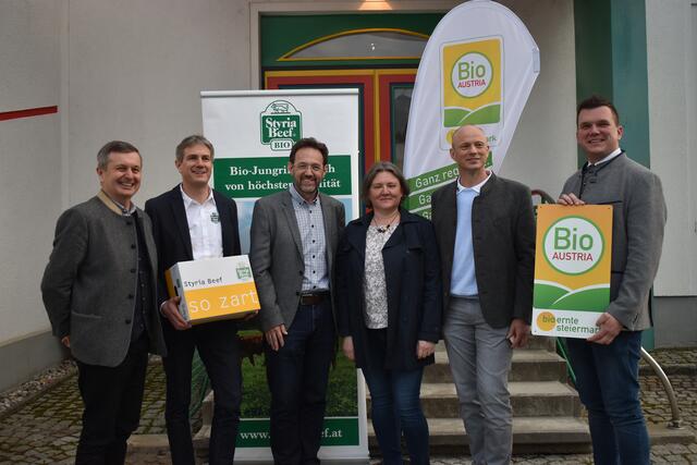 Runde aus Experten und Expertin: Josef Renner, Thomas Lanzer-Breitfuß, Thomas Guggenberger, Alexandra und Alois Kiegerl und Thomas Gschier informierten. | Foto: Löschnig