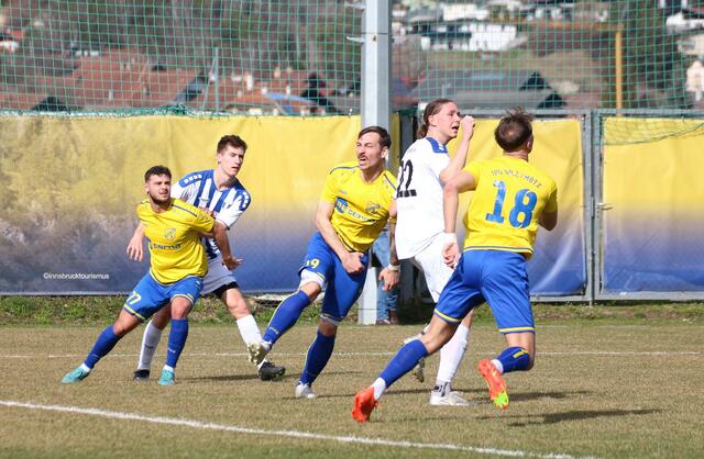 Bastian Pichler (li.) und Manuel Treichl konnten sich in Mötz nur schwer gegen Mehmet Durmus, Harald Pichler und Simon Plattner durchsetzen.  | Foto: Schwaighofer