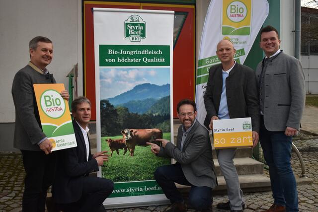 Die Vortragenden vor dem Laßnitzhaus: Hier wird Bio-Qualität großgeschrieben. | Foto: Löschnig