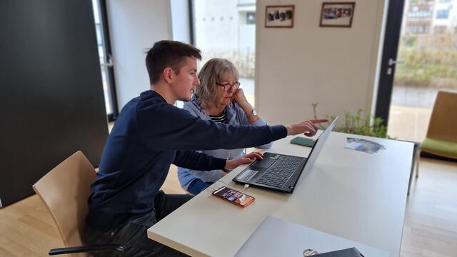 Julian Bitter unterstützt in seiner Freizeit Senior:innen wie Eva Bartik im Umgang mit Handy, Laptop &amp; Co. | Foto: Diakoniewerk