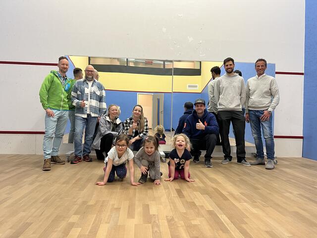 Der mobile Tanzspiegel im Hintergrund, im Vordergrund sind die Sponsoren: Egon Habicher und Mario Kirchler (links), Tanzlehrerin Maria Haueis (sitzend, 2. von links), sowie Christoph Giggo Wolf und Andy Gohl vom Verein arl.x sowie Gerhard Eichhorn (stellvertretend für TVB-Veranstaltungen und privater Spender). | Foto: arl.x