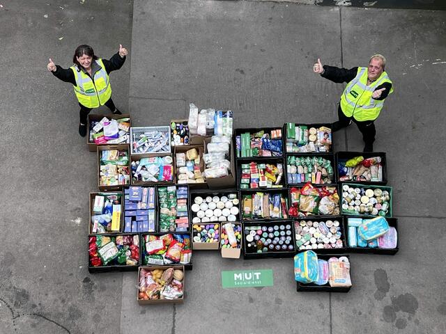 Das St. Pöltner Ehepaar ist für den Verein tätig: Maria für die Lebensmittelsammlung, Mario für die Mitgliederbetreuung. | Foto: Verein MUT