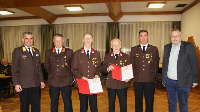 (v.l.n.r.) BR Martin Scharrer, HBI Bernhard Kranzer, OBM Kranzer Joseef.sen, OBM Paul Schlüßlmayr, OAW Manuel Gruber und Bgm. Günther Steindler.