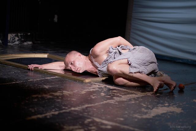 Philipp Kaplan in einer Inszenierung von "Die Verwandlung" von Franz Kafka.  | Foto: Paul Hesse