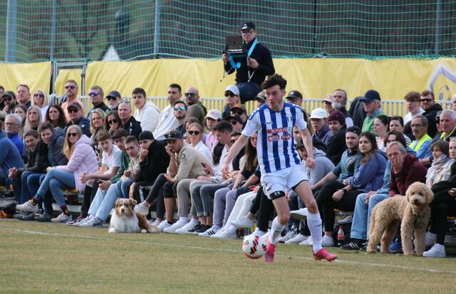 450 Zuschauer in Mötz - Daniel Egger (FCK) auf der Sportplatz Außenbahn. | Foto: Schwaighofer