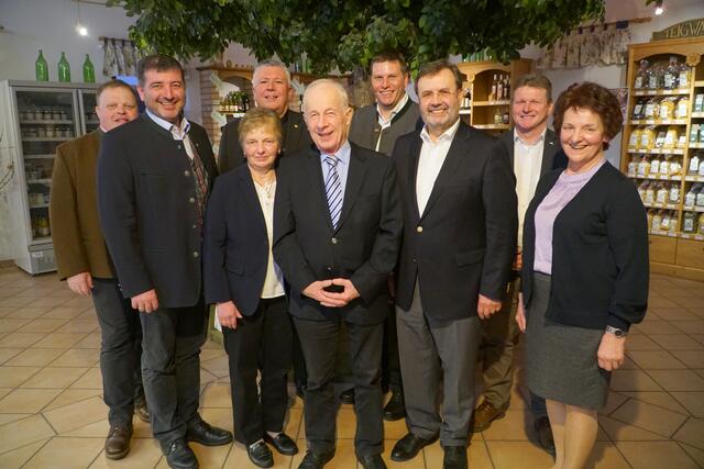 Von links: Kammerobmann Georg Edlinger, LAbg. Sepp Edlinger, Vizebgm. Mag. Jochen Pulker, Christiane Simlinger, ÖkR Karl Simlinger, LKR Franz Xaver Broidl, Ing. Hans Penz, RLH-Obmann Erich Fuchs, Bgm. Ludmilla Etzenberger | Foto: Foto: Weber