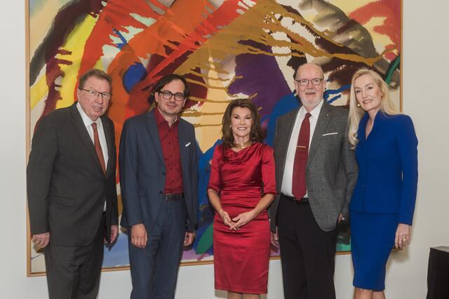 Bürgermeister Andreas Stockinger, Kurator und Projektleiter des Ausstellungskatalogs Mag Günther Oberhollenzer, Bundeskanzlerin a.D. Dr. Brigitte Bierlein sowie Moderatorin Silvia Eichelberger gratulieren KR Heinz Josef Angerlehner zum 80 Geburtstag und 10 Jahre Museum Angerlehner.
