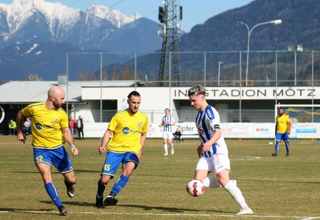 Ex -Kufstein Spieler Luka Dzidziguri (li.) gegen seinen früheren Teamkameraden Daniel Wurnig (re.). | Foto: Schwaighofer