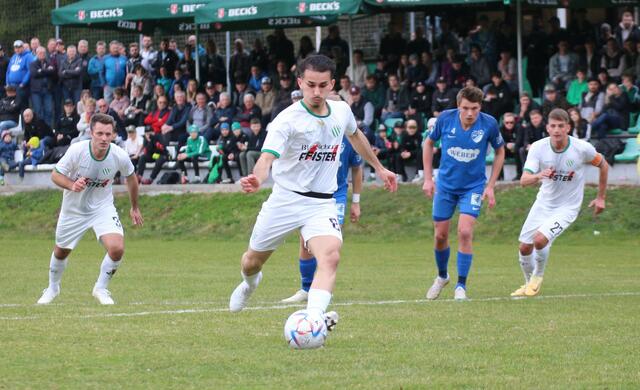In der zehnten Spielminute gelang Ebbs durch einen verwandelten Strafstoß der 1:1-Ausgleichstreffer durch Ahmet Elmas (Bildmitte). | Foto: Schwaighofer