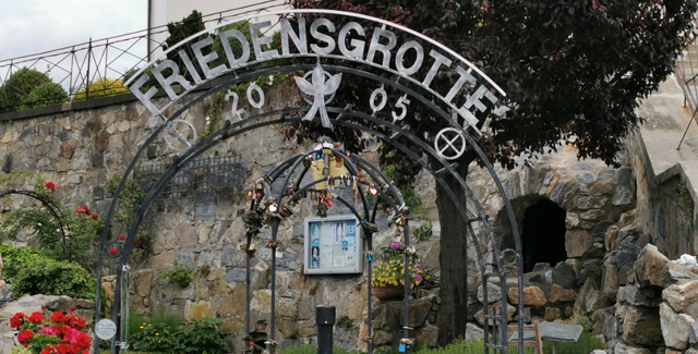 Ausgangspunkt der Emmauswanderung: die Friedensgrotte | Foto: Hermine Arnold