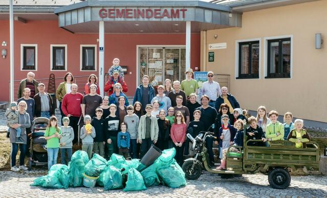 Viele Oberschlierbacherinnen und Oberschlierbacher halfen gemeinsam den Müll in der Gemeinde Oberschlierbach zu sammeln und zu entsorgen.  | Foto: Christoph Weiermair