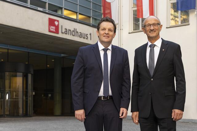 Begrüßen das EU-geförderte Klimaprojekt "MountResilicence": LH Anton Mattle und Klimaschutzlandesrat René Zumtobel.  | Foto: © Land Tirol/Die Fotografen