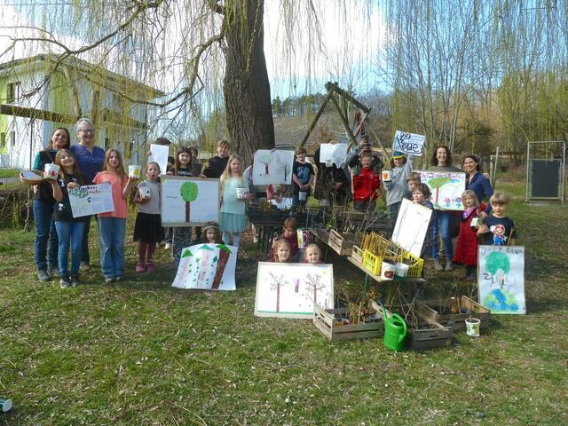 Die 168 Eichen-, Buchen-, Weiden- und Tannensetzlinge geben die Kinder an Bekannte, Verwandte und Naturinteressierte zum Einpflanzen weiter. | Foto: Kolibri-Schule