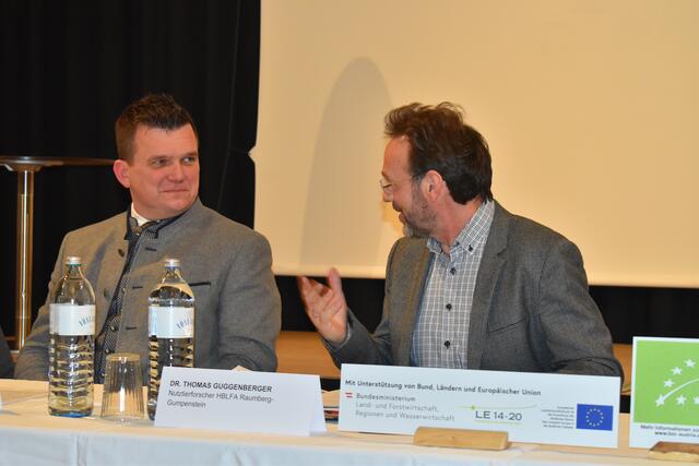 Thomas Gschier, Obmann von Bio Ernte Steiermark im Gespräch mit Thomas Guggenberger, Nutztierforscher der HBLFA Raumberg-Gumpenstein. | Foto: Löschnig