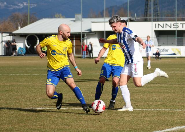 Ex -Kufstein Spieler Luka Dzidziguri (li.) gegen seinen früheren Teamkameraden Daniel Wurnig (re.). | Foto: Schwaighofer