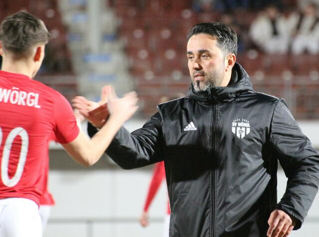 Trainer Yasar Demir gratuliert seinem zweifachen Torschützen Gabriel Dzebic. | Foto: Schwaighofer