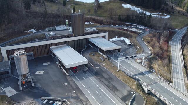 Am Dienstagvormittag, 21. März 2023, kollidierte eine Autolenkerin aus bisher unbekannter Ursache auf der A9 Pyhrnautobahn mit der Tunnelwand im Bosrucktunnel in Fahrtrichtung Graz.  | Foto: laumat.at/Matthias Lauber