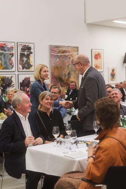 Landeshauptmannstellvertreterin Mag Christine Haberlander gratuliert im Nahmen des Landes OÖ zu 10 Jahre Museum und 80 Jahre Heinz Josef Angerlehner