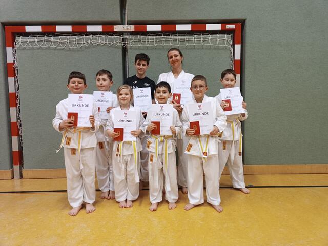 In Mattersburg freuten sich die jungen Karate-Asse über die erfolgreichen Prüfungen. | Foto: Frieways-Karateklub