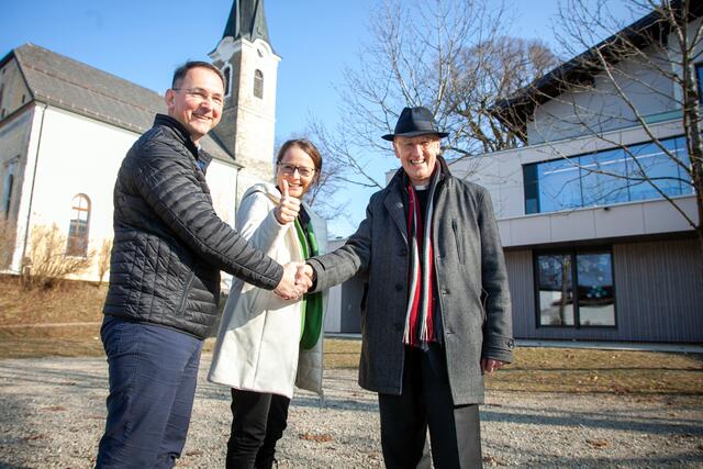 Unter dem Motto "Don Camillo und Peppone" findet die Klima-Challenge in Neumarkt am Wallersee statt. Im Bild: Bürgermeister Adi Rieger (l.) Landeshauptmann-Stellvertreterin Martina Berthold (m.) und Stadtpfarrer Gottfried Laireiter (r.). | Foto: Land Salzburg/Büro Berthold