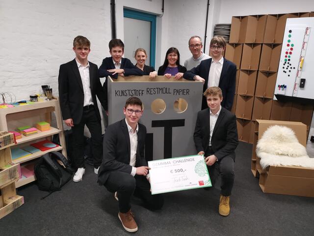 Mit ihrem "Trash Tank" konnten die Schüler der HTL Vöcklabruck die Jury der "Gemeinsam möglich machen"-Challenge in Linz überzeugen.  | Foto: HTL Vöcklabruck