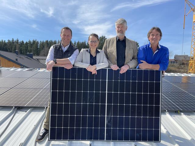Norbert Loindl, Landeshauptmann-Stellvertreterin Martina Berthold, Martin Weber und Johann Leihmüller bei der PV-Großanlage der Firma Leimüller Lärchenholz in Neumarkt. | Foto: Philip Steiner