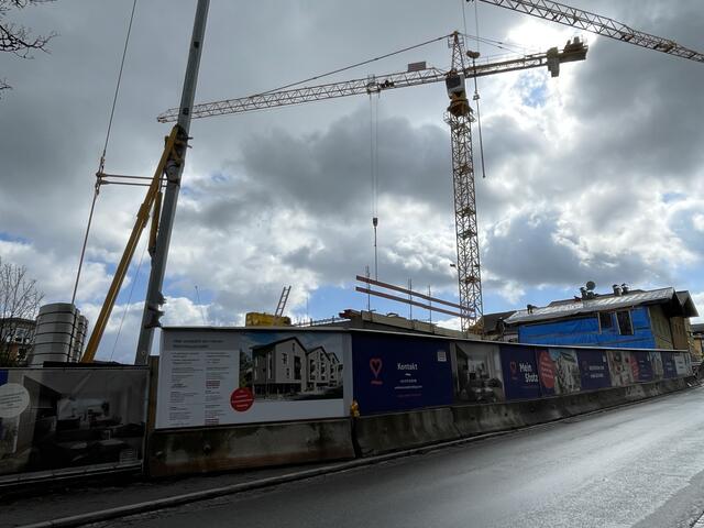 Eine große Baustelle mit Mehrwert. In Neumarkt am Wallersee entsteht direkt im Ort ein Tageszentrum.  | Foto: sm