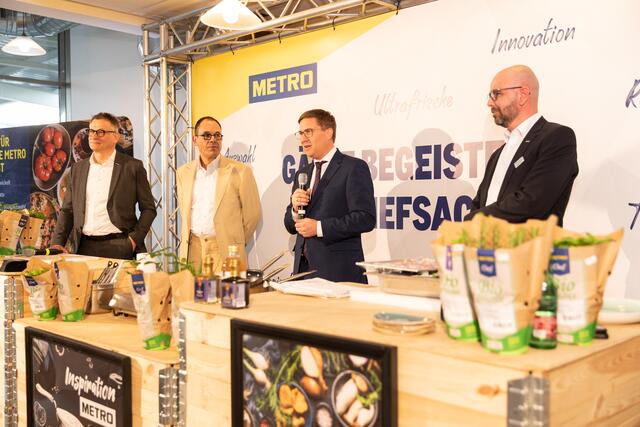 Josef Pirker, Vertriebsdirektor Metro-Österreich, Xavier Plotitza, CEO Metro-Österreich, Bürgermeister Andreas Rabl und Michael Iglseder, Geschäftsleiter Metro-Wels. | Foto: Metro