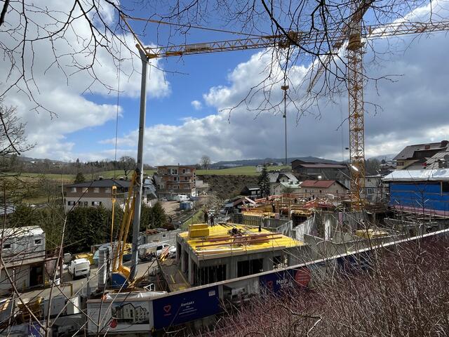 In Neumarkt am Wallersee wird gebaut.  | Foto: sm