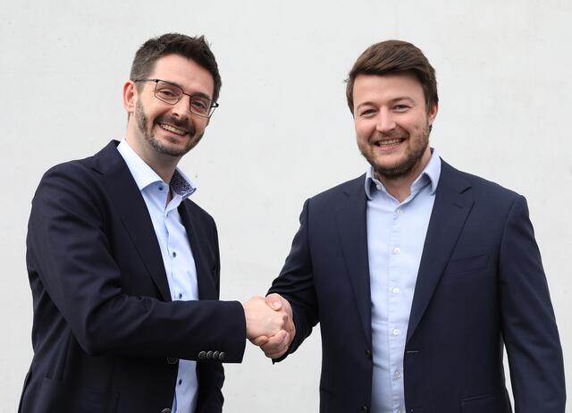 Generationswechsel bei der Jungen Industrie Tirol: Nach fünf Jahren übergibt David Lindner (l.) den Vorsitz der Interessengemeinschaft an Eduard Fröschl junior.  | Foto: IV Tirol / Frischauf