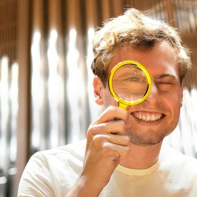 Kinder ab 6 Jahren begleiten im Brucknerhaus den Noten-Detektiv Tritonus auf seiner musikalischen Spurensuche, um Töne, Noten und Klänge zu erkunden. | Foto: Reinhard Winkler
