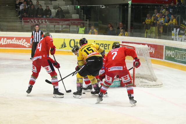 Im Grunddurchgang waren die Bozner noch gegen die Capitals erfolgreich. | Foto: Leo Vymlatil
