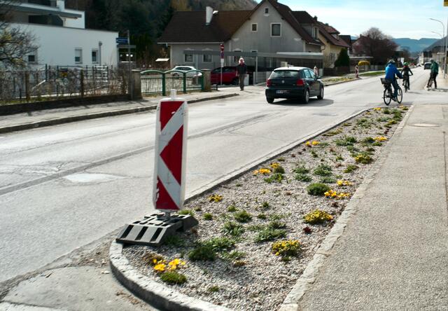 Gefährliche Situation: Autofahrer müssen fürs Überholen von Radfahrer auf die Gegenfahrbahn – oder man fährt ihnen nach.