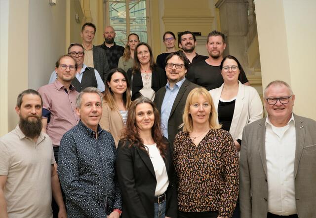 Erste Reihe von links: RevInsp. Helmut Kulhanek, ChefInsp. Josef Gurschl, Bettina Wallner und Ursula Kamlander – BH Tulln, BezInsp Josef Dötzl vom LKA NÖ | Foto: Christian Nowotny