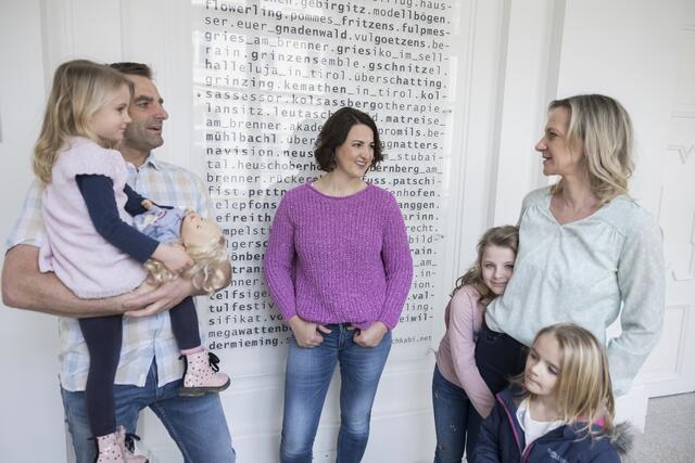 Familien- und Jugendlandesrätin Astrid Mair: "Die Sommerbroschüre 2023 des InfoEck bietet einen umfassenden Überblick zu Angeboten über unterschiedliche Ferienaktivitäten."  | Foto: © Land Tirol/Sedlak