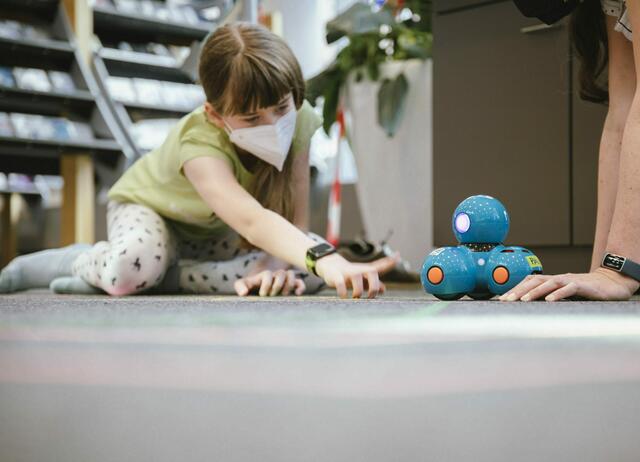 Bei "Hello World" können Kids mit Robotern experimentieren und erste Programmiererfahrungen machen. | Foto: Verena Mayerhofer
