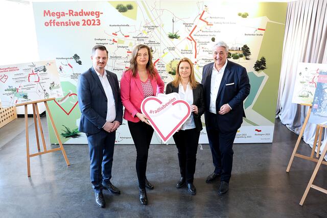 Bezirksvorsteher Marcus Franz (SPÖ), Mobilitätsstadträtin Ulli Sima (SPÖ), Angelika Pipal-Leixner, Mobilitätssprecherin der NEOS Wien und Bezirksvorsteher Ernst Nevrivy (SPÖ). | Foto: PID/VOTAVA