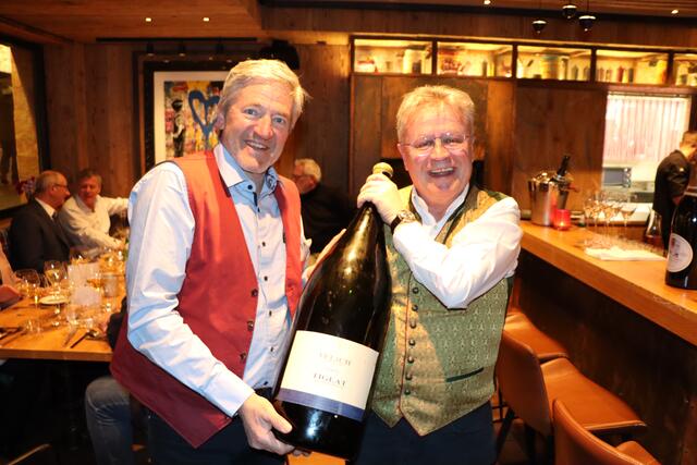 Zur Fünf-Hauben-Feier öffneten Vater Alfons Parth (re.) und Hannes Schmid extra eine 12-Liter-Flasche. | Foto: Othmar Kolp