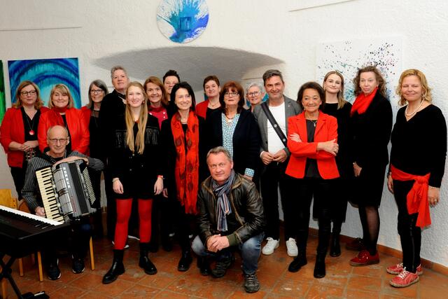 "Art 13"-Obfrau Herlinde Sander und Künstlerin Christine Meklin-Sumnitsch bei der Ausstellungseröffnung mit Ehrengästen und Mitwirkenden | Foto: Privat/V.Gotthardt