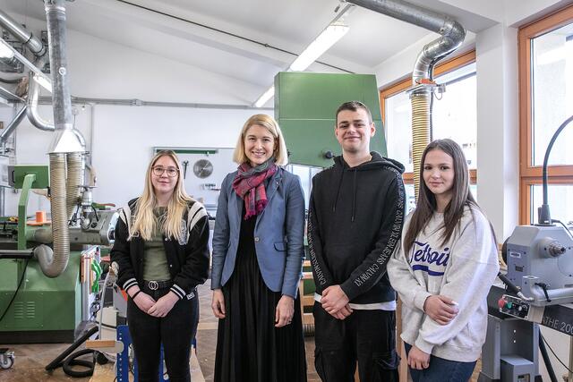 Die Schülerinnen Vanessa Füller (li.) und Jona Stroblmair (re.) gemeinsam mit Landeshauptmann-Stellvertreterin und Bildungsreferentin Christine Haberlander (2.v.li.) und Schüler Patrick Grabner. (3.v.li.) | Foto: Land OÖ / Tina Gerstmair