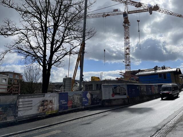 "Wir werden alle älter", sagt Bürgermeister Adi Rieger und begrüßt das sich im Bau befindende Tageszentrum und Pflegestützpunkt.   | Foto: sm