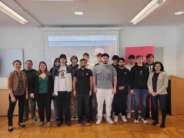 Karin Schönegger, Christoph Zeillinger, Stefanie Poser, Mechatroniker der HTL-Waidhofen, Heidemarie Pechgraber und die Schülerinnen und Schüler der HTL Waidhofen. | Foto: HTL Waidhofen/Ybbs