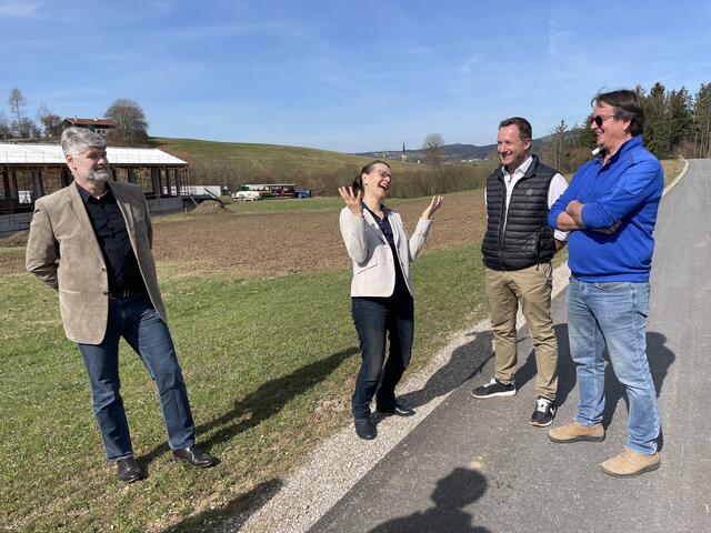 Die Freude über die ertragsreiche PV-Anlage am Dach der Firma Leimüller Lärchenholz ist groß. | Foto: Philip Steiner
