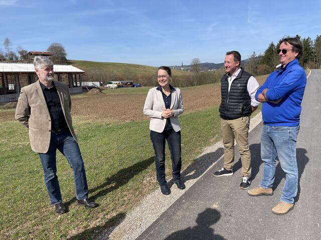 Im Gespräch erklärten Martin Weber und LH-Stellvertreterin Martina Berthold die derzeitigen Bestrebungen des Landes im Energiesektor und die Details der kommenden Förderrunde für Großanlagen. Auch im Bild:  Norbert Loindl und Johann Leimüller | Foto: Philip Steiner