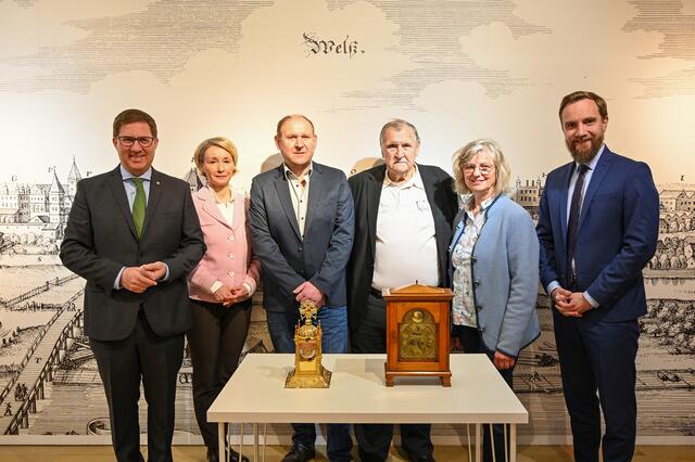 Bürgermeister Andreas Rabl (l.) und Stadtrat Martin Oberndorfer (r.) überzeugten sich an Ort und Stelle mit Museumsdirektorin Renate Miglbauer (2.v.r.) und Ingeborg Micko von der erfolgreichen Präzisionsarbeit von Uhrmacher Karl Öllinger sen. und Goldschmied Thomas Öllinger. | Foto: Stadt Wels